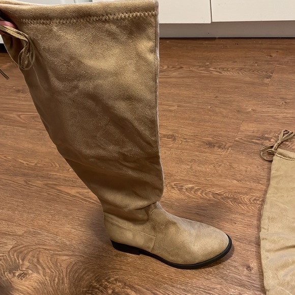 New still in the box -8W boots - Picture 3 of 4